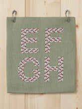 Charger l'image dans la galerie, Livre "Grandes lettres au point de croix"