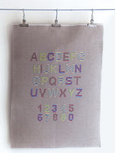 Charger l&#39;image dans la galerie, Livre &quot;ABC textiles, Trompe-l&#39;oeil au point de croix&quot;