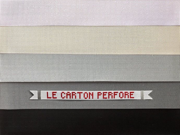 Feuille de carton perforé à broder