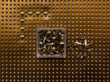 Charger l&#39;image dans la galerie, Lettres carrées pour un Noël à carreaux en Vinyle laqué perforé®